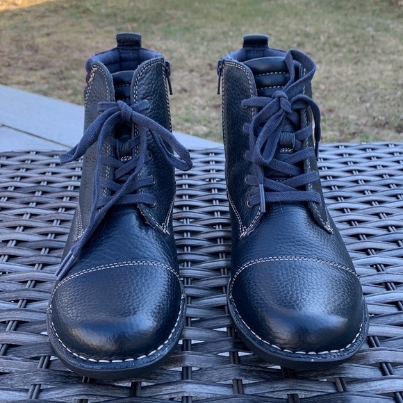 Clarks Navy Whistle Bea Leather Ankle Boot 8 1/2 to size 9 - Picture 4 of 14